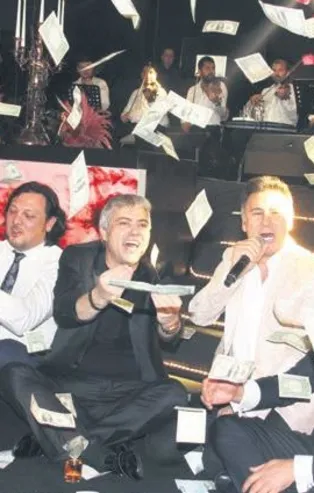 İzzet Yıldızhan ve Cengiz Kurtoğlu dolar yağmuruna tutuldu