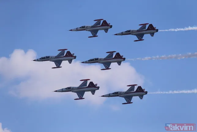 Çanakkale Deniz Zaferi’nin 106’ncı yıl dönümünde Türk Yıldızları’ndan Şehitler Abidesi’nde nefes kesen gösteri