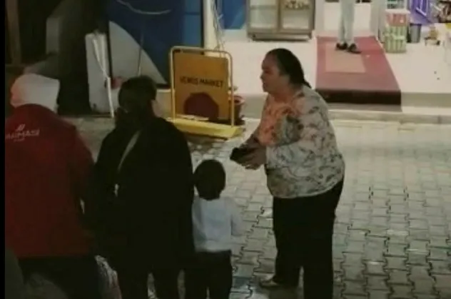 Çocuklarının gözü önünde eşini bıçakladı