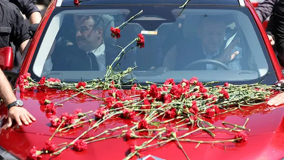 Başkan Erdoğan Bursaya TOGG ile geldi! Vatandaşlar TOGGun üzerini karanfil ile doldurdu