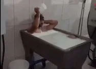 Konyada süt fabrikasında skandal! Süt banyosu yapan işçi kovuldu, fabrika kapatıldı