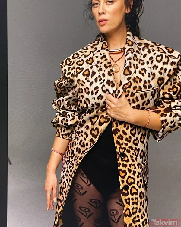 42’lik Demet Evgar’dan karnı burnunda poz! Siyah mayosuyla kamera karşısına geçti! Kamera arkası sosyal medyayı salladı... - 9