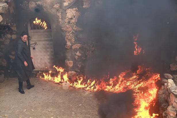 hercainin-50-bolumunde-tum-gercekler-ortaya-cikiyor-1607074208586.jpg Hercai'nin 50. bölümünde tüm gerçekler ortaya çıkıyor! "Sen bana annemi geri verebilecek misin?"-5