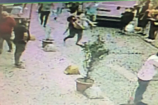Beyoğlu'nda dehşet anları! Başından vurduğu hamile kadını intihar süsü vermek için kucağında sokağa taşıdı