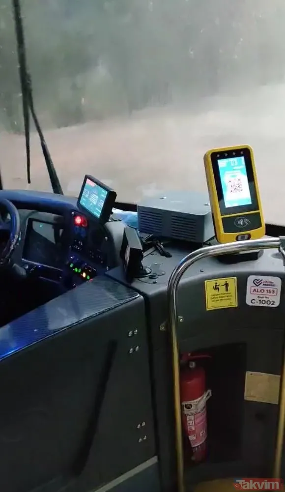 İstanbul'da şiddetli yağış! İETT otobüsünün içi ve metro durakları göle döndü... Ekrem İmamoğlu'na tepki yağıyor - 3