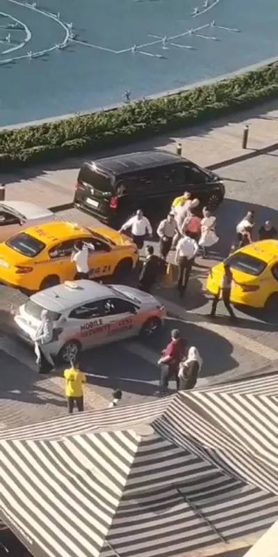 istanbulda-aglayan-cocuguna-aldirmayan-yolcu-taksiciye-silah-cekti-1664958394282.jpg İstanbul'da ağlayan çocuğuna aldırmayan yolcu taksiciye silah çekti-4