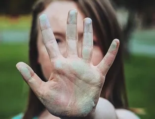 Tacize uğrayan küçük kız iğrenç olayı İngiltere’den şikayet etti!