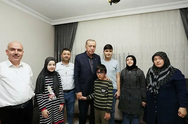 Görme engelli hafız Ravzanur ve ailesi Başkan Erdoğan'ın ziyaretini anlattı: "Düşmana karşı olan dik duruşuna hayranız"