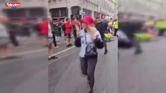 Liverpool şampiyonluk kutlamasında araç kalabalığa daldı: Yaralılar var