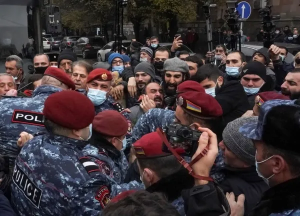 Azerbaycan Zafer Günü’nü kutlarken Ermenistan’da ortalık karıştı-4
