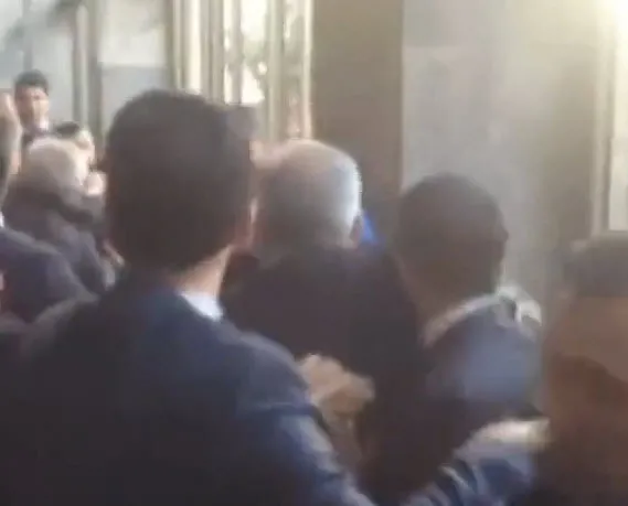 CHP’liler Meclis’te polise saldırdı!