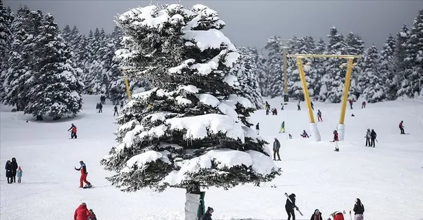 Uludağ tarifesi! Kar yağışlarıyla bu sene sezonu zamanında açan ünlü kayak merkezi fiyatlarıyla gündem oldu