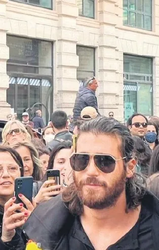 Can Yaman İtalya'yı salladı! Roma sokaklarında izdihama sebep oldu