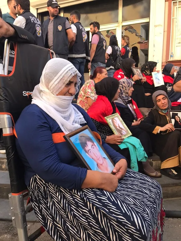 Kulp şehitlerinin ailelerinden evlat nöbetine destek! HDP önünde teröre lanet yağdırdılar-2