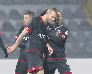 Gençler timsah’ı avladı!