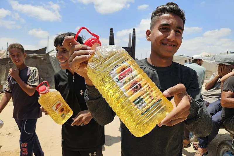 Filistinliler 2. gününde de Gazze'deki yardım dağıtım noktasına akın etti. (AA)