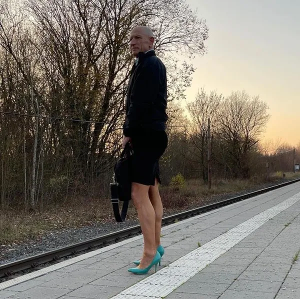 Dünya bu adamı konuşuyor! 3 çocuk babası ama işe topuklu ayakkabı ve etekle gidiyor!-7