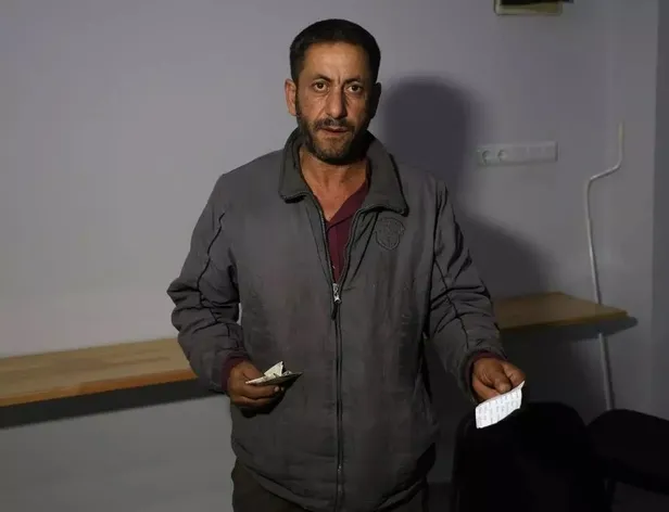 bit-pazarindan-satin-aldigi-montun-cebinden-oyle-bir-not-cikti-ki-beynimden-silinmeyecek-1702636164617.jpeg 'Beynimden silinmeyecek' Bit pazarından satın aldığı montun cebinden öyle bir not çıktı ki!-2