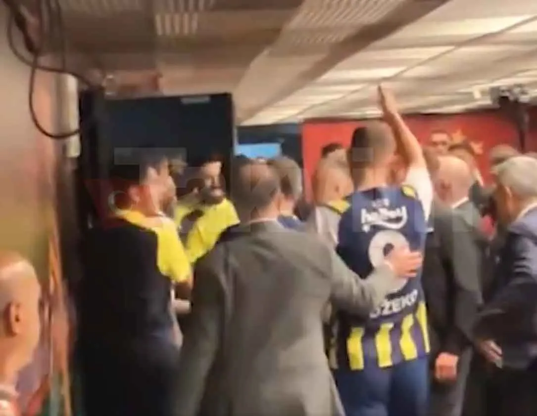 Fenerbahçe'de Edin Dzeko'nun Galatasaray maçı sonrası görüntüsü olay oldu! Alkış alan hareket - 15