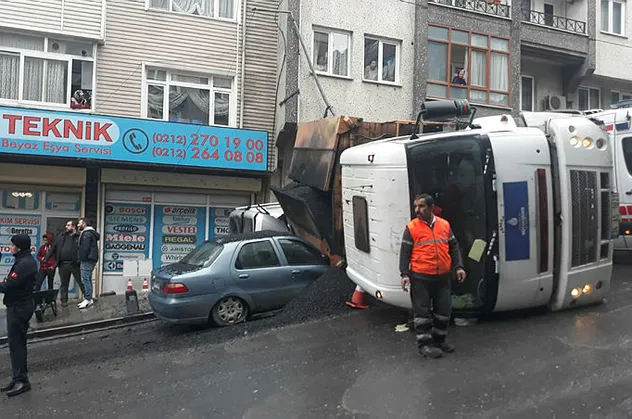 İBB'nin kamyonu park halindeki araçların üzerine devrildi