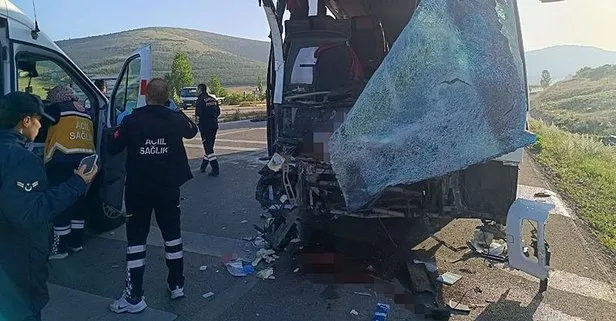Afyonkarahisar’da yolcu otobüsüyle kamyonet çarpıştı: Ölü ve yaralılar var | Kamyonet şoförü alkollü çıktı
