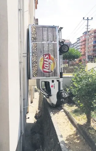 Zonguldak'ta apartman boşluğuna düşen kamyonet amuda kalktı
