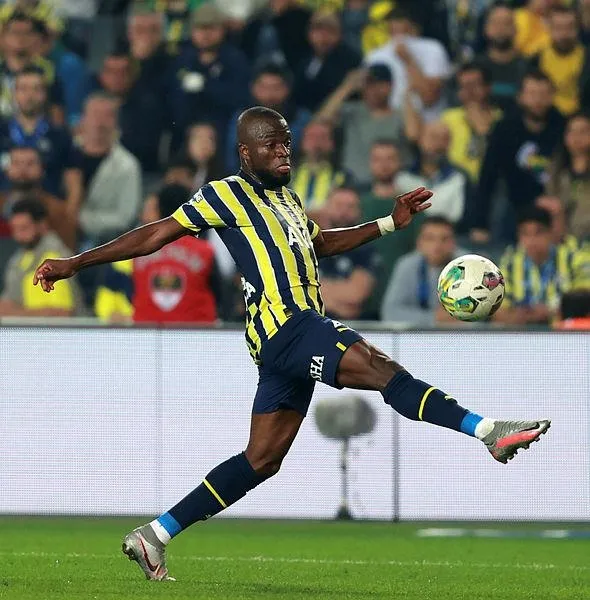 fenerbahce-4-kez-one-gectigi-macta-karagumruku-905-dakikada-maglup-etti-1665358418666.jpeg Fenerbahçe 4 kez öne geçtiği maçta Karagümrük'ü 90+5. dakikada mağlup etti-5