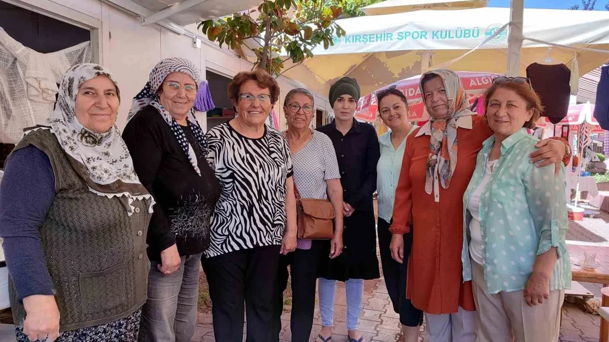 Kırşehir'de bir grup emekli öğretmenden öğrencilere destek