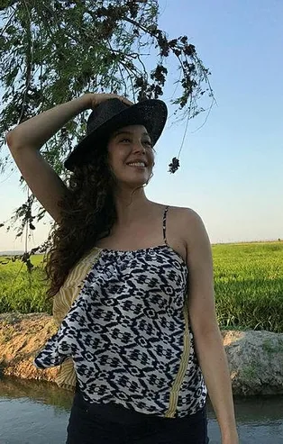 Azra Akın eşi Atakan Koru ve minik oğlu Demir'le yürüyüş yaptı