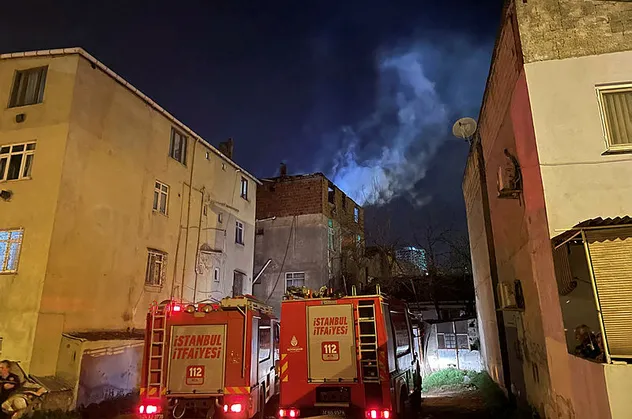İstanbul Kartal'da alevler geceyi aydınlattı! 3 katlı binanın çatısında yangın