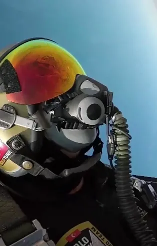 Kokpit içinden SOLOTÜRK'ün Büyük Zafer uçuşu! O hareketi nefes kesti