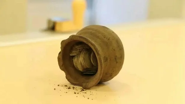 israrla-eseledi-gezmeye-cikarilan-kopek-14-yuzyildan-kalma-hazine-buldu-1631573011105.jpeg Israrla eşeledi! Gezmeye çıkarılan köpek 14. yüzyıldan kalma hazine buldu-2