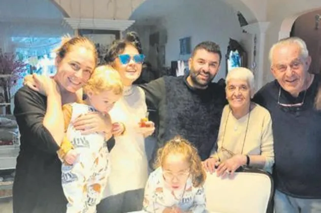 Ceyda Düvenci ile eşi Bülent Şakrak yeni yıla lahmacun partisi ile girdi