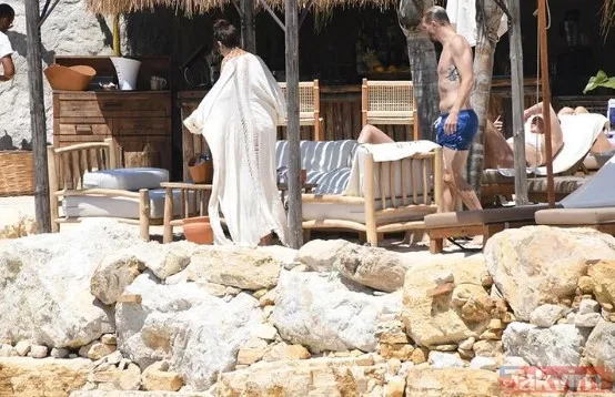 Demet Akalın bikini üstünü çıkarttı yarı çıplak haliyle olay! O görüntüyü gören dönüp bir daha baktı: "Gözümüze soktu" - 44