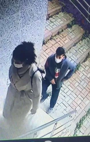 Son dakika: Alışveriş poşetleriyle evine girmek isteyen Afrikalı kadın kapkaça uğradı