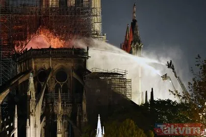 Son dakika... Notre Dame Katedrali’ndeki yangın 8,5 saat sonra söndürüldü