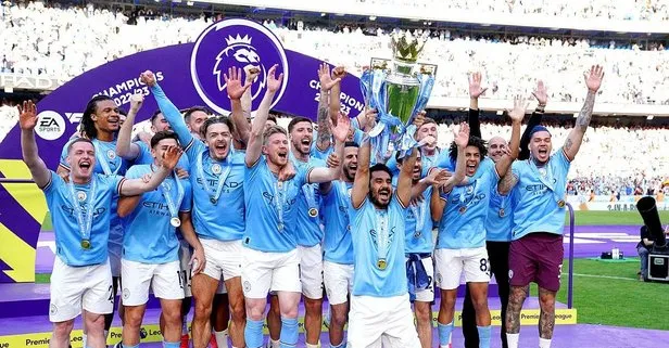 Manchester City şampiyonluk kupasını kaldırdı