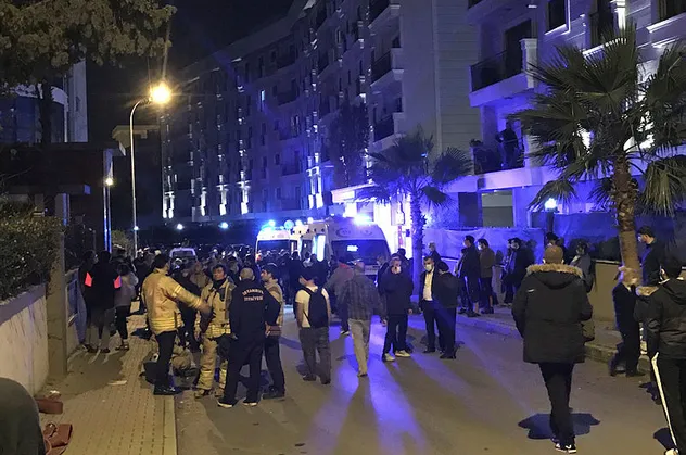 İstanbul'da hareketli gece! Kapalı olması gereken saunada yangın çıktı, yüzlerce kişi sokağa döküldü