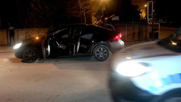 alkollu-surucu-15-kilometrelik-takiple-yakalandi-1643866540318.jpg Alkollü sürücü 15 kilometrelik takiple yakalandı-4