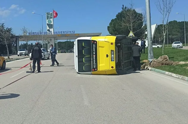 Bursa'da kontrolden çıkan yolcu midibüsü direğe çarptı yan yattı