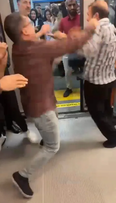 bayrampasa-otogar-metro-istasyonunda-boks-maci-2-kisi-yumruk-yumruga-birbirine-girdi-1654674477648.jpg Bayrampaşa Otogar Metro İstasyonu'nda boks maçı! 2 kişi yumruk yumruğa birbirine girdi-5