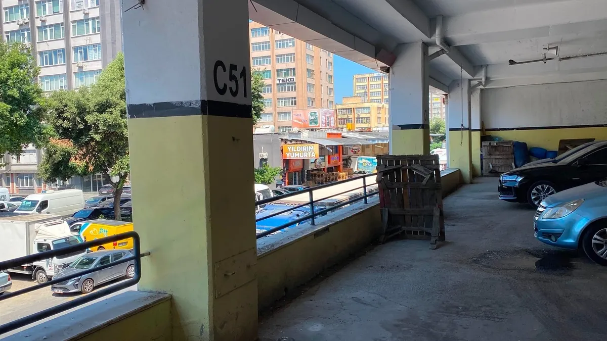 istanbul-bayrampasada-pazar-yerinde-erkek-cesedi-bulundu-1784543591472.jpeg Bayrampaşa'daki kapalı pazar yerinde erkek cesedi bulundu: Polis inceleme başlattı-3