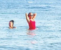 Yonca Evcimik Bodrum’da deniz keyfi yaptı: Fit haliyle dikkat çekti