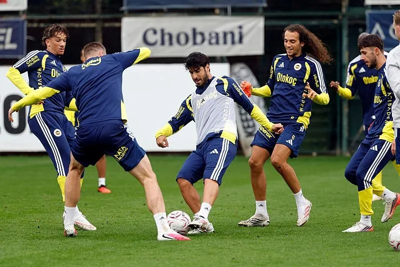fenerbahce-eyupspor-karsisinda-cikis-ariyor-1789890376017.jpeg İsmail Kartal'dan orta saha sürprizi! Eyüp maçında yıldız isim kulübede olacak-4