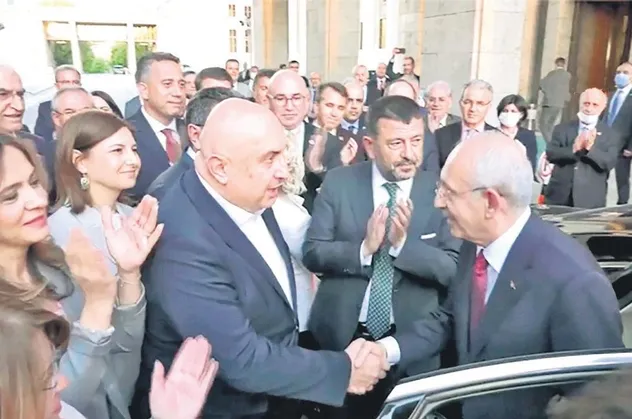 Kemal Kılıçdaroğlu'nun ‘Ya bana katılın ya da yolumdan çekilin’ resti 6'lı masayı dağıttı! Adaylığını ilan etti