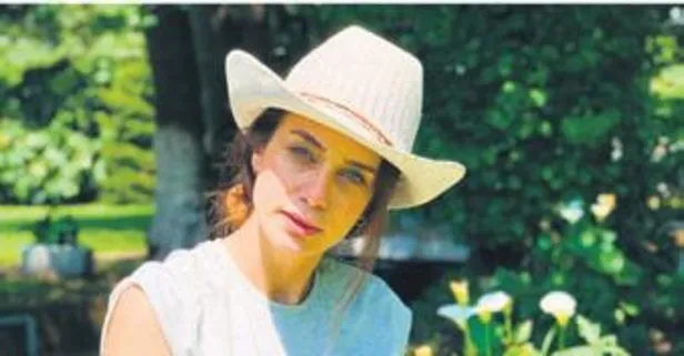 Çiğdem Batur Kovboy şapkasıyla poz verdi