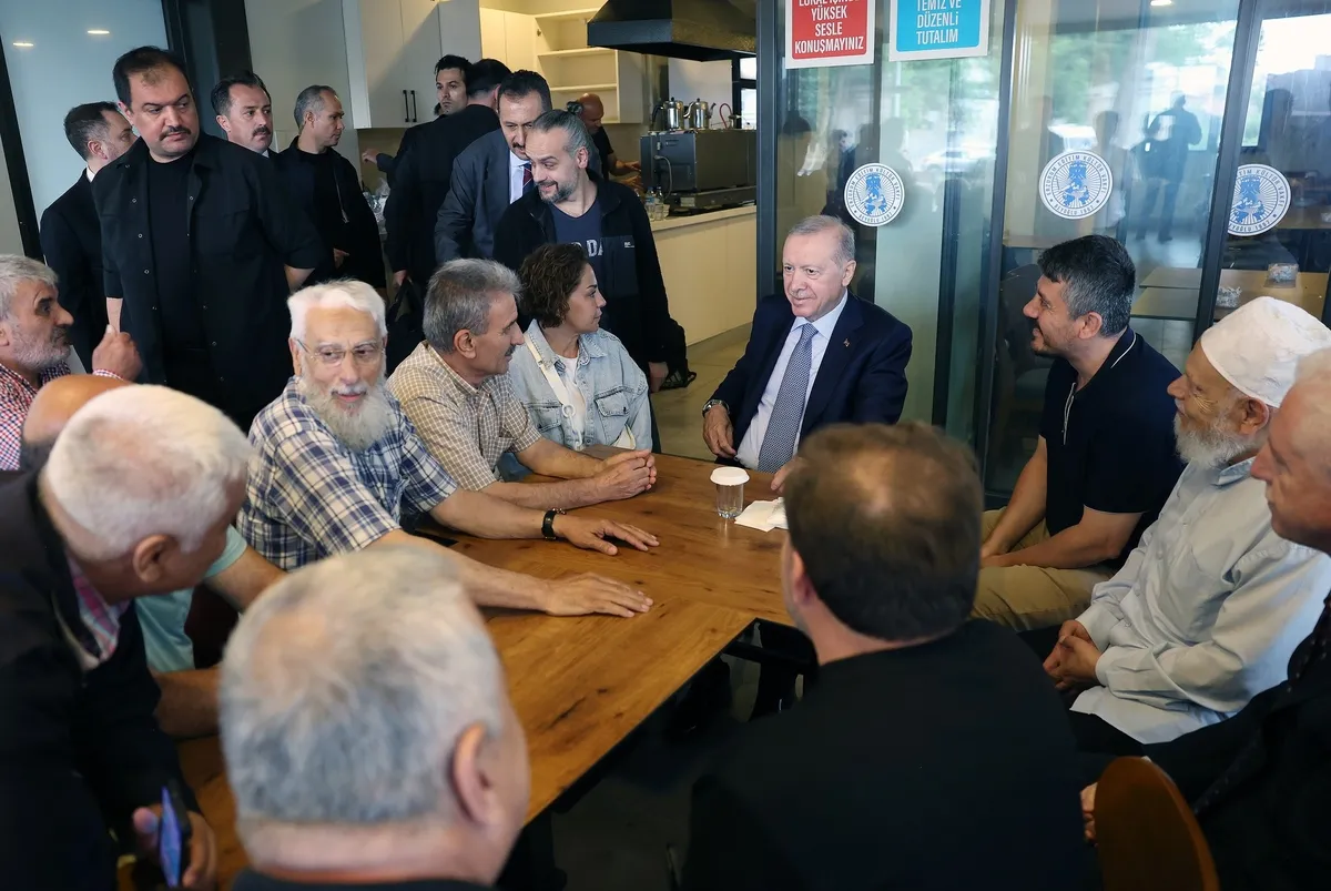 Başkan Erdoğan Beyoğlu'ndaki Erzurum Vakfı lokalinde vatandaşlarla buluştu-4
