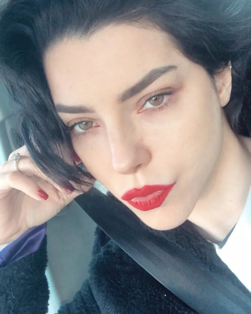 serdar-ortac-ile-merve-bolugur-bir-arada-o-poza-yorum-yagdi-ronesans-tablosu-gibi-fotograf-1711792689170.jpg Serdar Ortaç ile Merve Boluğur bir arada! O poza yorum yağdı! “Rönesans tablosu gibi fotoğraf...”-2