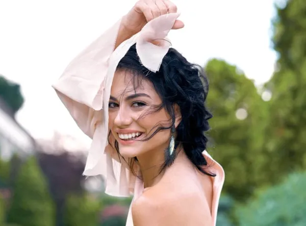 Oyuncu Demet Özdemir'in yıllar önceki görüntüleri ortaya çıktı-2