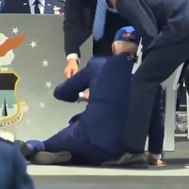 ABD Başkanı Joe Biden Hava Kuvvetleri Akademisinin mezuniyet töreninde yere düştü